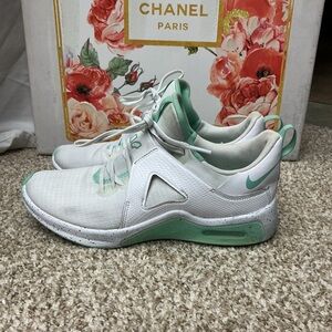 Nike White and Mint Green Low-Top Training Shoes